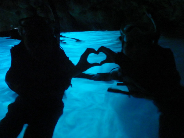 青の洞窟でのハートのシルエット写真